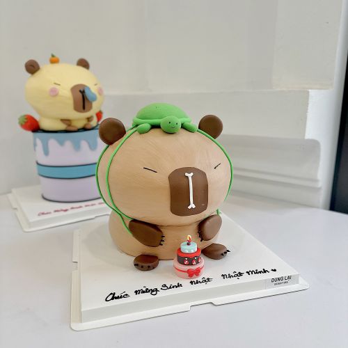 Bánh tạo hình capybara đội balo rùa