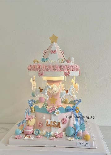 Bánh cỗ ngựa xoay bé gái