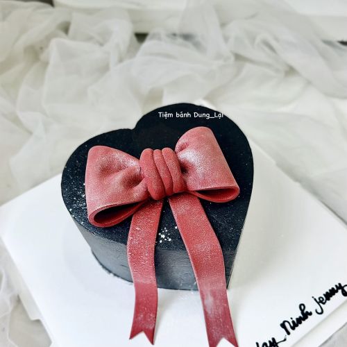 Bánh trái tim đen nơ đỏ sz 16