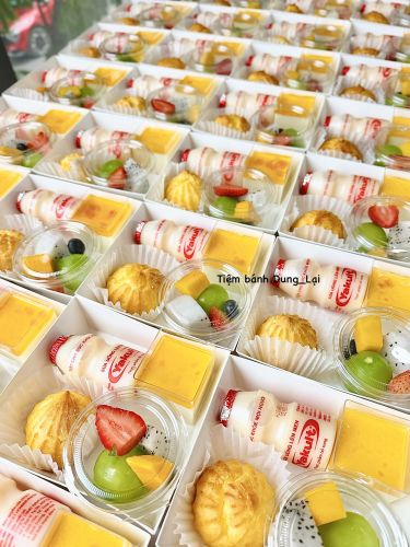 Set bánh su kem, hoa quả, pudding, yakul